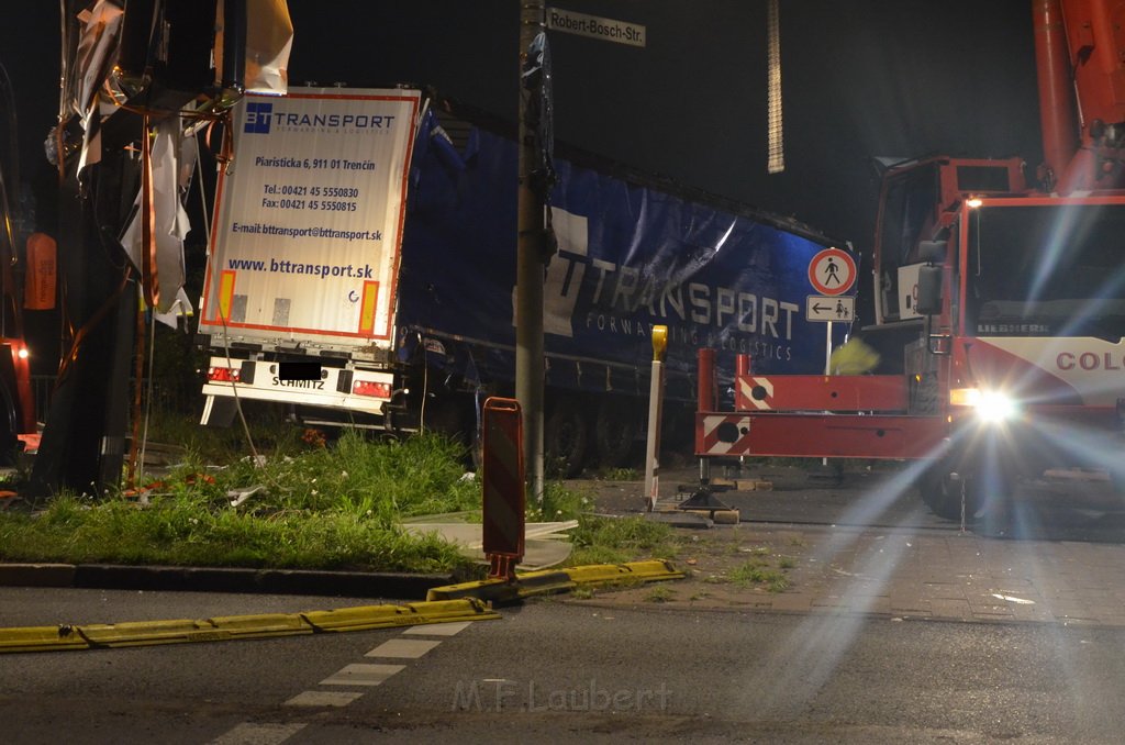 VU LKW umgestuerzt Feldkassel Industriestr Robert Boschstr P276.JPG